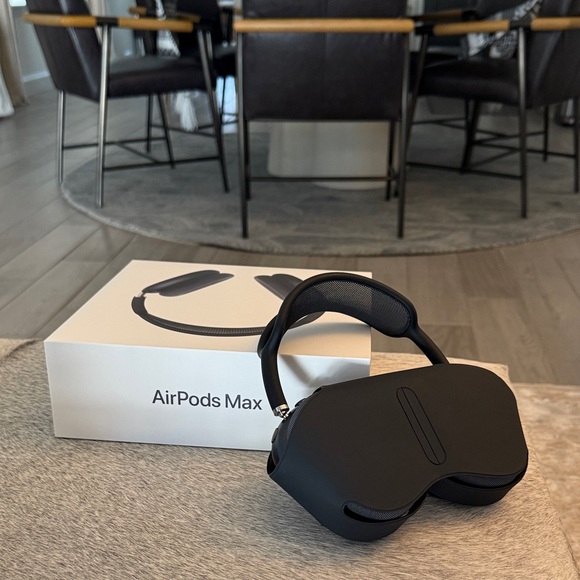 Apple AirPods Max 2025 Model A3184 MWW43AM/A in mint condition, under 2 months! - Picture 1 of 16